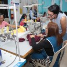 Las beneficiarias más experimentadas ayudan a las más novatas en el proceso de aprendizaje.