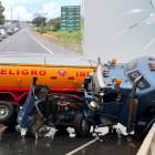 El vehículo pesado quedó atravesado en la vía luego del accidente.