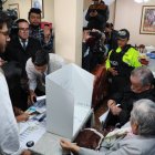 Una pareja de adultos mayores fueron los primeros en sufragar, en Quito, con el voto en casa.
