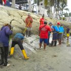 Un grupo de personas colaboró con la limpieza en la arena