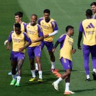 Vinicius Júnior comandará el ataque de Real Madrid ante Barcelona.