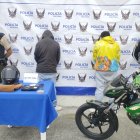 Los sospechosos y la motocicleta en la que circulaban fueron mostrados a la prensa por los agentes del distrito La Delincia, en Quito.