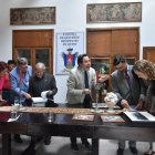 La colonia tiene su propio himno, su credo y hasta un escudo que los representa.