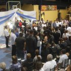 En el coliseo que alcalde Jorge Maldonado Sánchez inauguró la semana pasada, colocaron sus restos para que los portovelenses le dieran el último adiós.