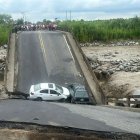 Esta la imagen del puente derrumba que difundió la Secretaría de Gestión de Riesgos.