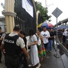 El inicio de la jornada electoral en Guayaquil estuvo marcado por una lluvia que luego redujo su intensidad. Unos tenían paraguas y otros no.