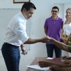 El presidente Daniel Noboa al sufragar este domingo.