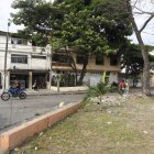 El crimen ocurrió la madrugada de este martes. La víctima cuidaba carros. Un vehículo quedó cerca con un orificio por los tiros.