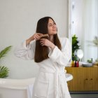 Un buen cepillo puede conseguir que nuestro cabello no se rompa y luzca más suave, fuerte, brillante y saludable.