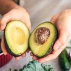 El aguacate es increíblemente versátil y lo puedes usar de muchas formas diferentes en la cocina. Desde untarlo en pan tostado hasta agregarlo a ensaladas, sánduches, batidos, guacamole y más,