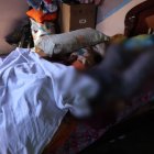 Los cuerpos de la señora y su bebé quedaron encima de la cama.