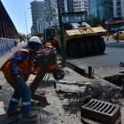 Cuadrillas de la Empresa Metropolitana de Obras Públicas están en la zona.