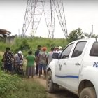 Parientes del hombre acudieron al punto en el que  fue encontrado el cuerpo. Policías también fueron para poder retirarlo hacia la morgue.