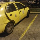 El vehículo retenido por los agentes, la noche del martes 23 de abril.