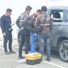 Agentes de la policía revisan minuciosamente el carro de la autoridad provincial.