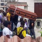Amigos y familiares cargan el ataúd del joven.