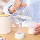 Cuidar la leche de fórmula para tu bebé es fundamental para garantizar su seguridad y calidad nutricional.