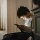 Los niños tienden a viciarse en los teléfonos móviles.