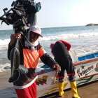 Ricardo Pacheco es uno de los forzudos de Playas. Sin mucha dificultad, carga sobre sus hombros un motor de aproximadamente 121 kilos.