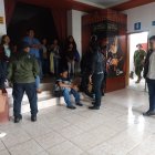 Familiares del teniente Político de Curaray en el Teatro El Dorado en Shell durante las explicaciones que daba el comandante de la brigada.