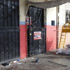 La mañana de este domingo 28 de abril, el sitio luce cerrado. Tiene dos sellos de clausura.