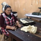 La elaboración del producto lo hace todos los días, desde muy temprano.