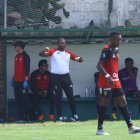 Antonio Valencia vivió con intensidad su primer juego como entrenador.