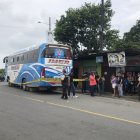 La víctima iba en el penúltimo asiento del micro cuando le dispararon.