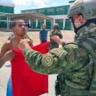 Militares entregaron prendas de vestir a reclusos en Esmeraldas.