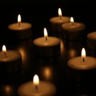 Referencial. Los ciudadanos optan por encender velas en las horas del cortes de luz