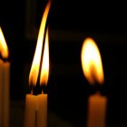 Referencial. La ciudadanía opta por encender velas en lo que duran los apagones