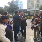 Los padres de la víctima agradecen al abogado que los ayudó durante el proceso judicial.