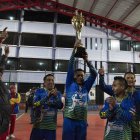 El festejo de Palo Negro (c) y los hermanos Freddy y Jorge Santillán tras ganar el título.