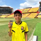 Lo que veía de lejos, ahora estaba a sus pies: Carlos Aldás en la cancha del Monumental, con su carné de socio.