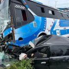 Una maniobra provocó el percance entre un bus y el automóvil.
