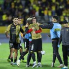 Toda la alegría de Barcelona en los 99 años, Gabriel Cortez es abrazado por Damián Díaz, que el 1 de mayo estaba de cumpleaños.