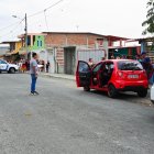 Los agentes policiales hicieron pericias e inspecciones en el sitio del ataque.