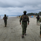 Militares resguardan las playas de Esmeraldas.