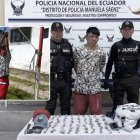 El sospechoso fue detenido con 81 fundas de marihuana, un cuchillo y varias prendas de vestir. Los moradores casi lo linchan.