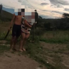 El sujeto reteniendo a su familia.