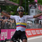 Narváez dio un golpe en la mesa y se llevó la primera etapa del Giro.