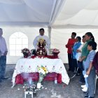 Carmen Olmedo, de cabellera blanca, durante la celebración de la misa estaba en una zona privilegiada, como prioste.