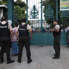 Agentes de Policía custodiaron varias escuelas en Guayaquil en el regreso a clases.