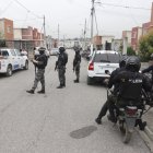 Agentes policiales acudieron al conjunto residencial desde tempranas horas de este miércoles.