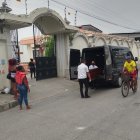 Parientes le piden a la policía que esclarezca la muerte del conductor.