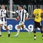 AMDEP1272. CÓRDOBA (ARGENTINA), 08/05/2024.- Rubén Botta (i) de Talleres celebra su gol con Marcos Portillo (c) este miércoles, en un partido de la fase de grupos de la Copa Libertadores entre Talleres y Barcelona SC en el estadio Mario Alberto Kempes en Córdoba (Argentina). EFE/ Ariel Alejandro Carreras