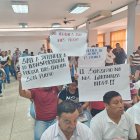 Los transportistas llegaron a la reunión con carteles para exigir una tarifa digna.
