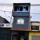 En esta vivienda arrojaron una granada y más explosivos para incendiarla.