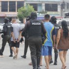 Tres hombres y dos mujeres fueron detenidos en este operativo. Además se incautó drogas y otras evidencias.
