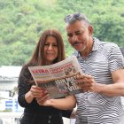 Los cantantes colombianos de salsa Hansel Camacho y Francia Elena se mostraron muy atraídos por las noticias de Diario EXTRA.